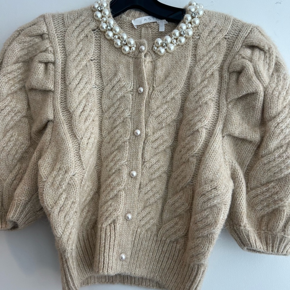 ASTR the label short sleeve puff sleeve sweater with pearled neckline